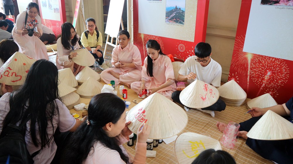 Bảo tàng TP.HCM khai mạc chuỗi hoạt động “Mừng Xuân Bính Ngọ – Mừng Đảng quang vinh” - Ảnh 7.