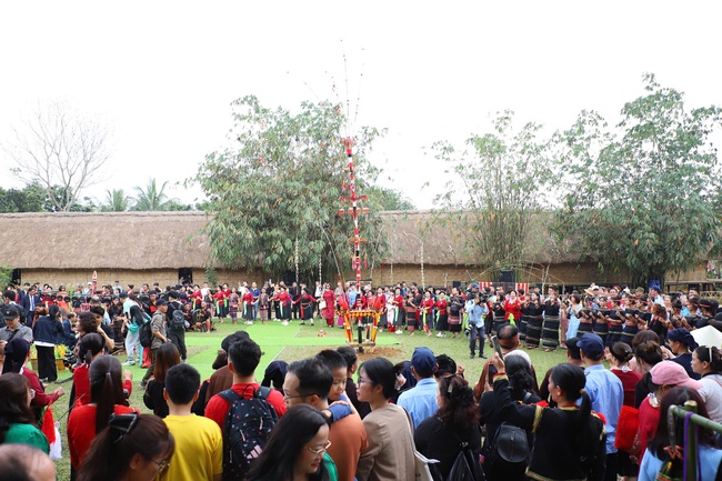 Rộn ràng “Mùa xuân và tuổi trẻ” tại Làng Văn hóa - Du lịch các dân tộc Việt Nam - Ảnh 1. Rộn ràng “Mùa xuân và tuổi trẻ” tại Làng Văn hóa - Du lịch các dân tộc Việt Nam - Ảnh 1.