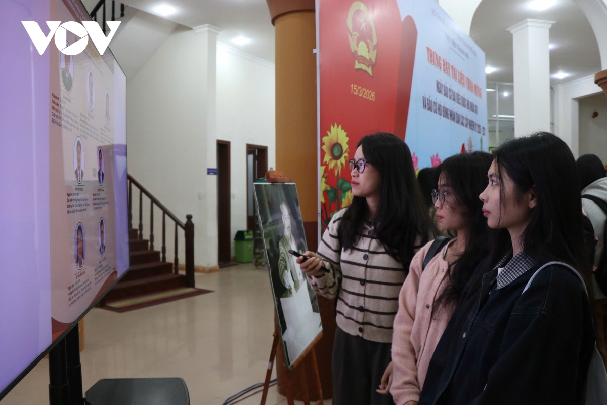 Huế trưng bày hơn 350 bản sách, tư liệu về bầu cử Quốc hội khóa XVI - Ảnh 4.