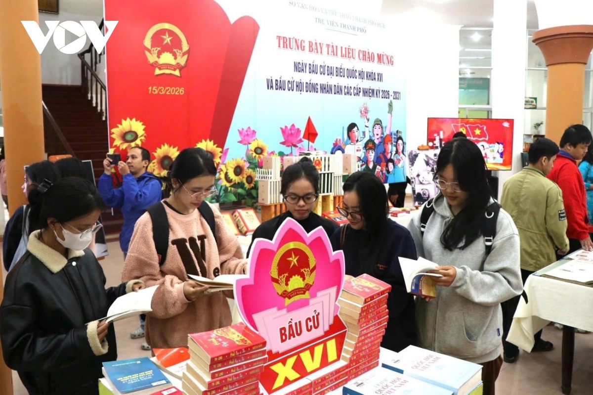 Huế trưng bày hơn 350 bản sách, tư liệu về bầu cử Quốc hội khóa XVI - Ảnh 2.