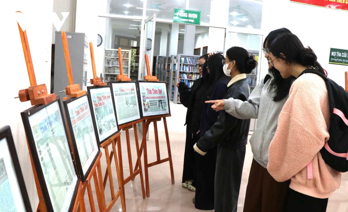 Huế trưng bày hơn 350 bản sách, tư liệu về bầu cử Quốc hội khóa XVI - Ảnh 3.