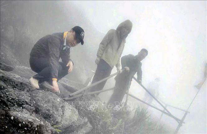 Quảng Ninh: Kịp thời gia cố lan can các khu vực nguy hiểm trên chùa Đồng - Yên Tử - Ảnh 1. Quảng Ninh: Kịp thời gia cố lan can các khu vực nguy hiểm trên chùa Đồng - Yên Tử - Ảnh 1.