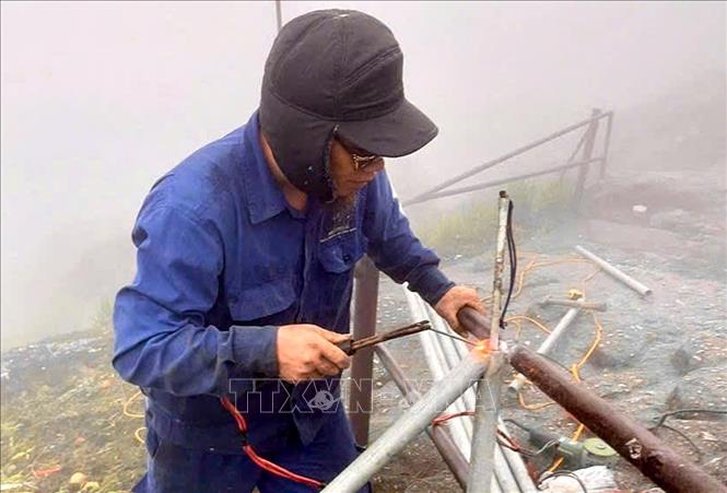 Quảng Ninh: Kịp thời gia cố lan can các khu vực nguy hiểm trên chùa Đồng - Yên Tử - Ảnh 2. Quảng Ninh: Kịp thời gia cố lan can các khu vực nguy hiểm trên chùa Đồng - Yên Tử - Ảnh 2.