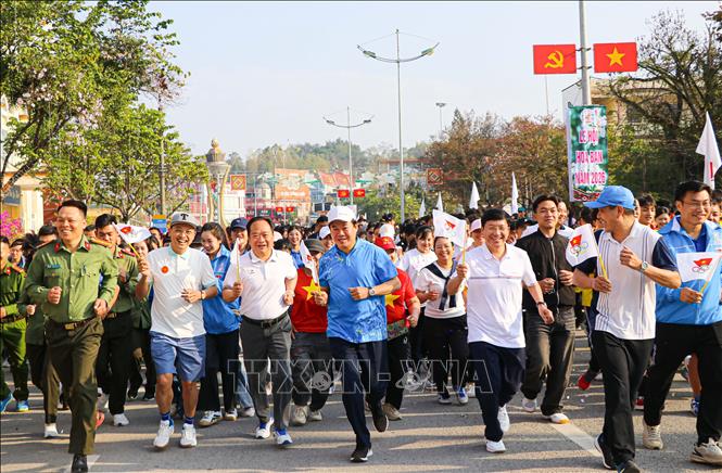 Điện Biên: Trên 2.200 người tham gia Ngày chạy Olympic vì sức khỏe toàn dân năm 2026 - Ảnh 2. Điện Biên: Trên 2.200 người tham gia Ngày chạy Olympic vì sức khỏe toàn dân năm 2026 - Ảnh 2.