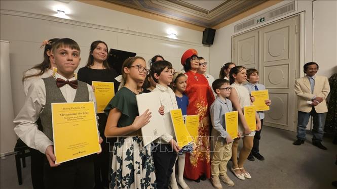 Tiếng đàn nối nhịp cầu hữu nghị Việt Nam - Slovakia - Ảnh 1.