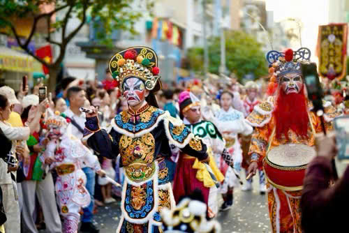 TP.HCM: Rực rỡ đêm hội Nguyên Tiêu - Mừng xuân Bính Ngọ 2026 - Ảnh 14. TP.HCM: Rực rỡ đêm hội Nguyên Tiêu - Mừng xuân Bính Ngọ 2026 - Ảnh 14.