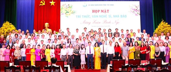 Tây Ninh: Phát huy vai trò đội ngũ trí thức, văn nghệ sĩ và báo chí trong phát triển địa phương - Ảnh 1.