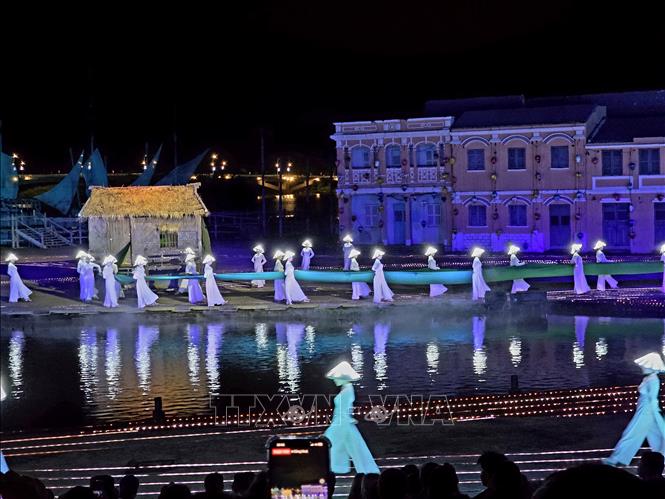 Hội An rực rỡ trong đêm khai mạc Lễ hội Ánh sáng và Di sản - Ảnh 2.