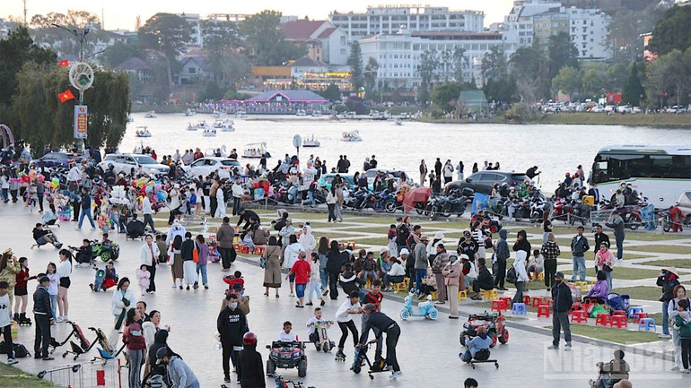 Gợi mở những giải pháp phát triển du lịch Lâm Đồng chất lượng và bền vững - Ảnh 7.