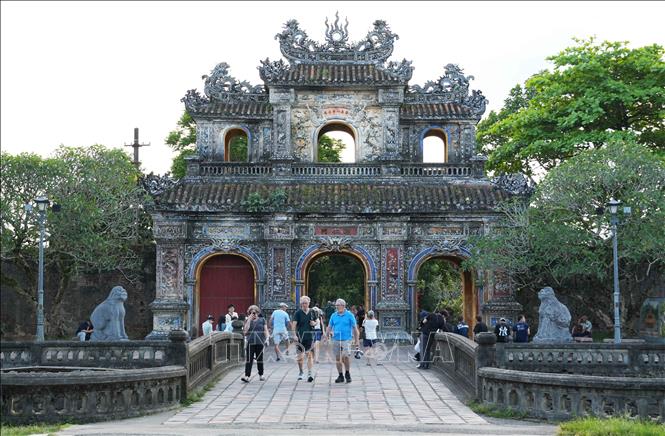 Khách quốc tế đến Việt Nam vượt mốc 2 triệu lượt tháng thứ 3 liên tiếp - Ảnh 1.