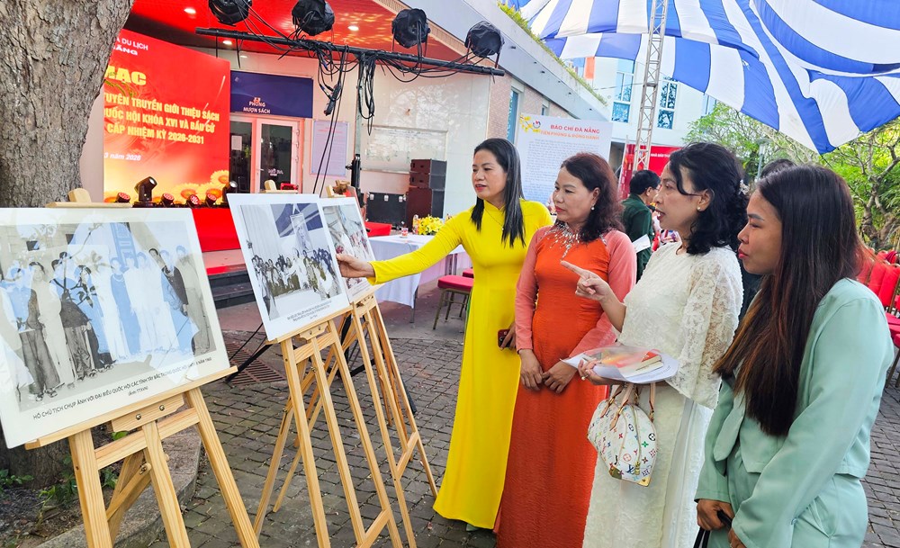 Đà Nẵng trưng bày tài nguyên thông tin và tuyên truyền, giới thiệu sách chào mừng Ngày bầu cử - Ảnh 1.