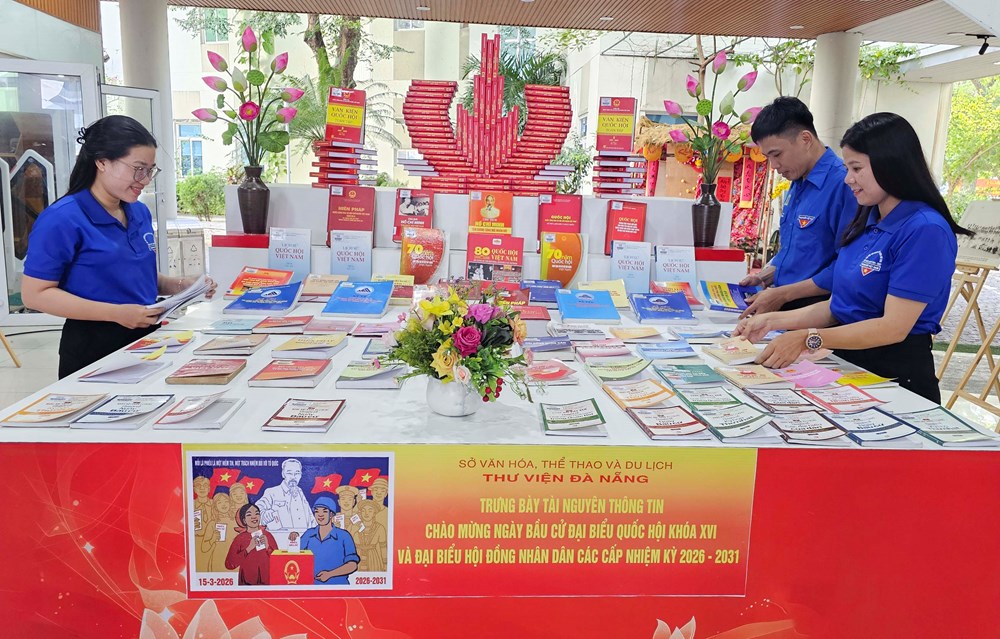 Đà Nẵng trưng bày tài nguyên thông tin và tuyên truyền, giới thiệu sách chào mừng Ngày bầu cử - Ảnh 3.