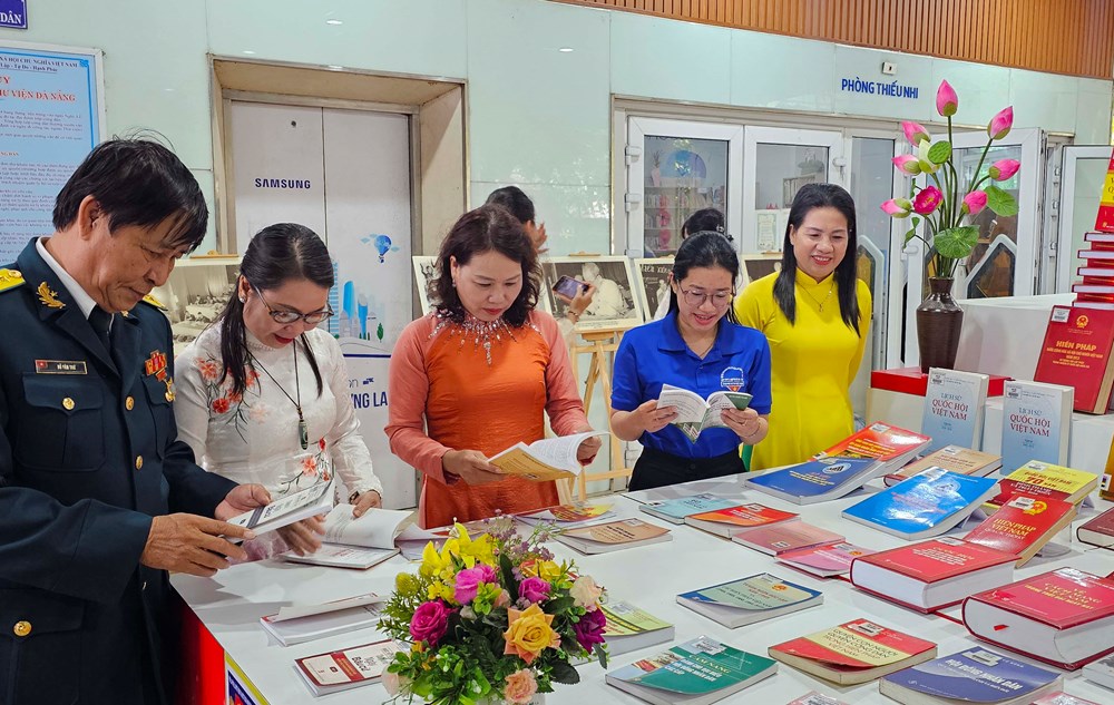 Đà Nẵng trưng bày tài nguyên thông tin và tuyên truyền, giới thiệu sách chào mừng Ngày bầu cử - Ảnh 2.