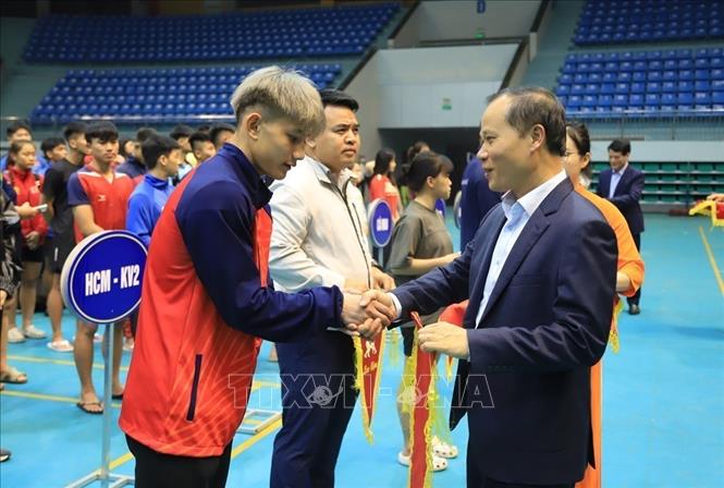 Gần 600 vận động viên tranh tài tại Giải Vô địch và vô địch trẻ Vật bãi biển quốc gia - Ảnh 2.