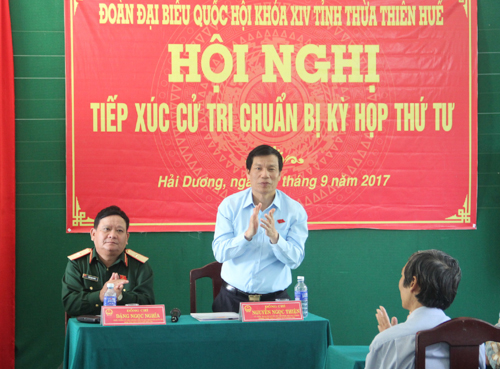 Bộ trưởng Nguyễn Ngọc Thiện tiếp xúc cử tri thị xã Hương Trà, tỉnh Thừa Thiên - Huế. Ảnh: Thế Trung