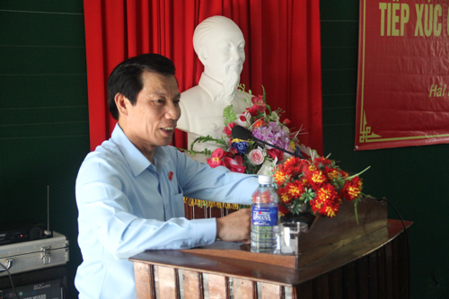 Bộ trưởng Nguyễn Ngọc Thiện ghi nhận và rất chia sẻ trước ý kiến của các cử tri. Ảnh: Thế Trung