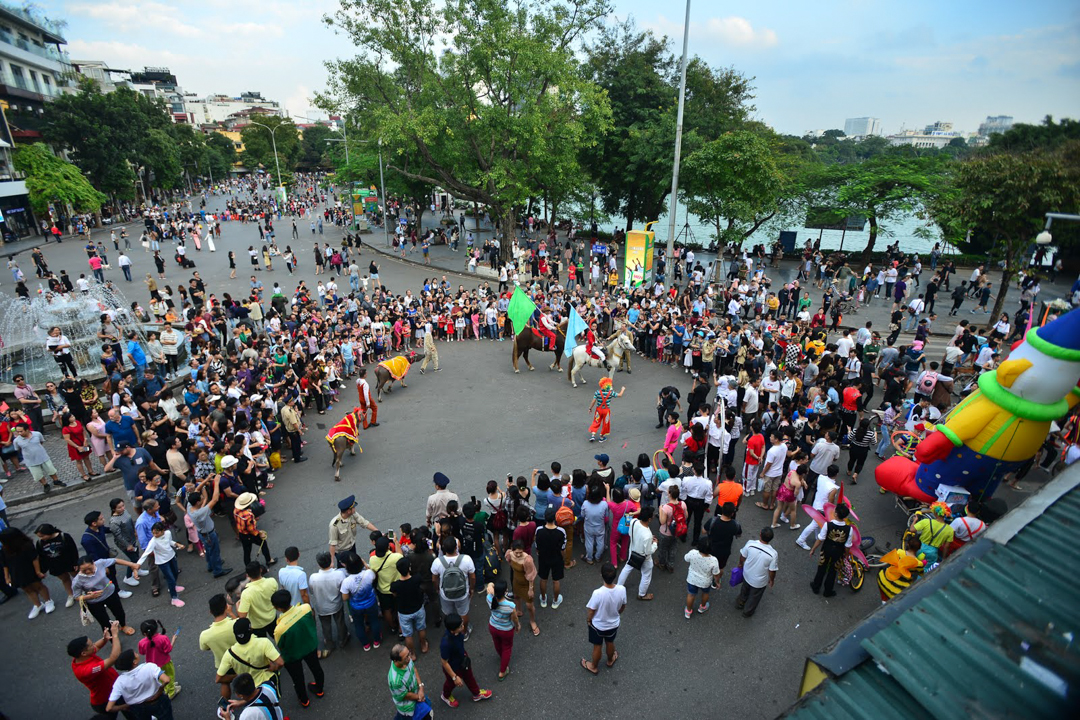 Hàng trăm nghệ sĩ xiếc diễu hành trên phố đi bộ hồ Gươm