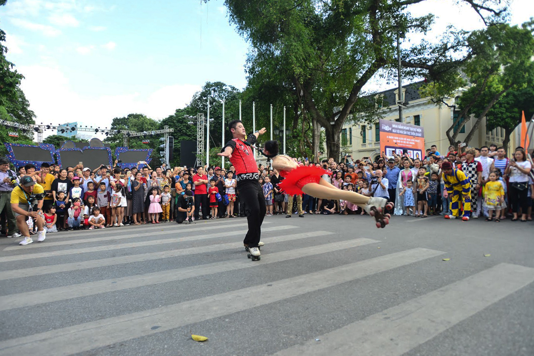 Hàng trăm nghệ sĩ xiếc diễu hành trên phố đi bộ hồ Gươm