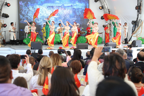 Hàng nghìn du khách tham gia lễ khai mạc Ngày Quốc gia Việt Nam tại EXPO 2017
