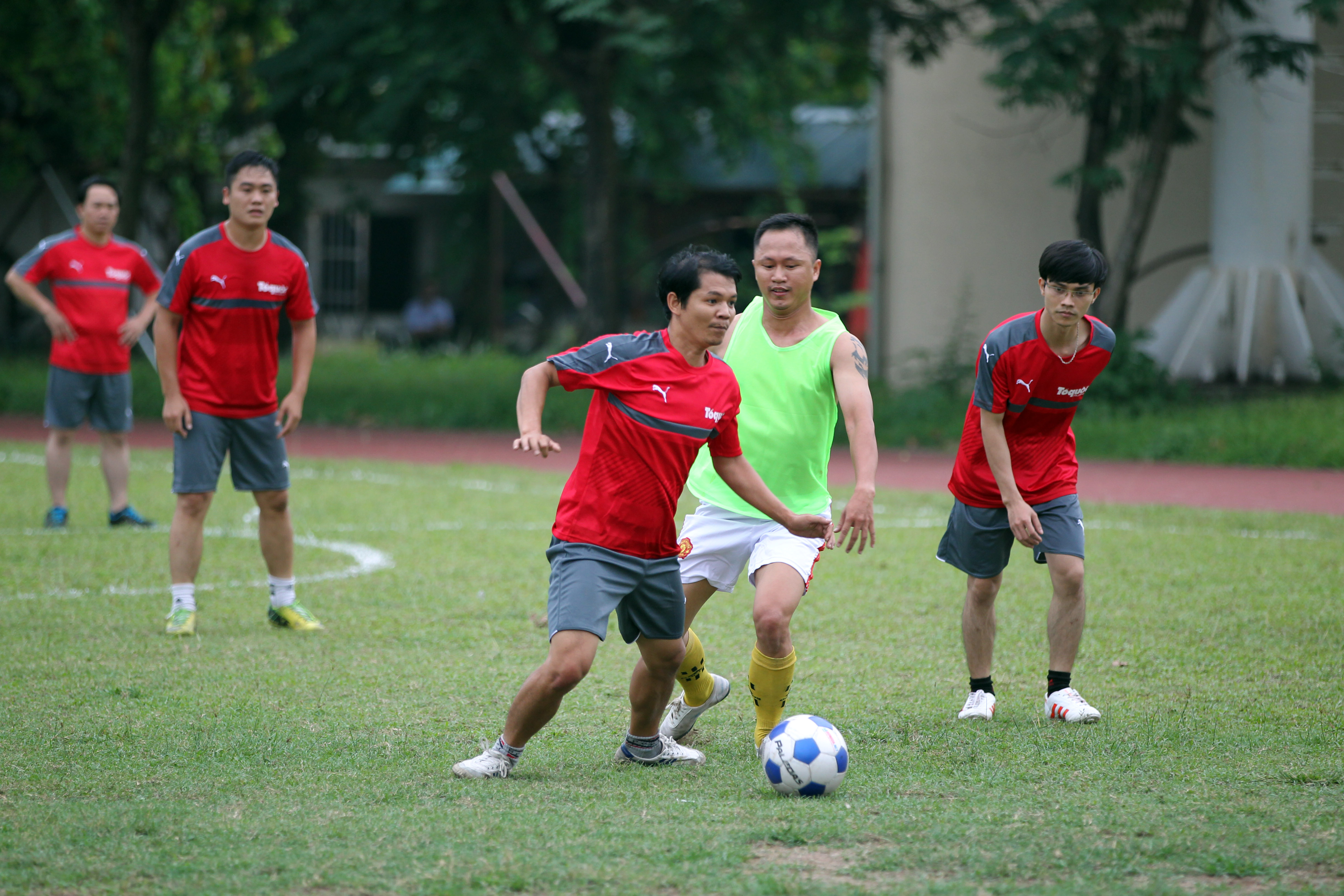 Đoàn Thanh niên Trung tâm CNTT và Khu Liên hợp thể thao Quốc gia giao lưu bóng đá