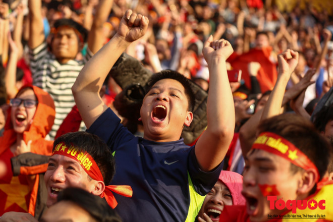 Chiến thắng của U23 Việt Nam tại bán kết: Từ giọt nước mắt đến cảm xúc vỡ òa của CĐV Việt Nam