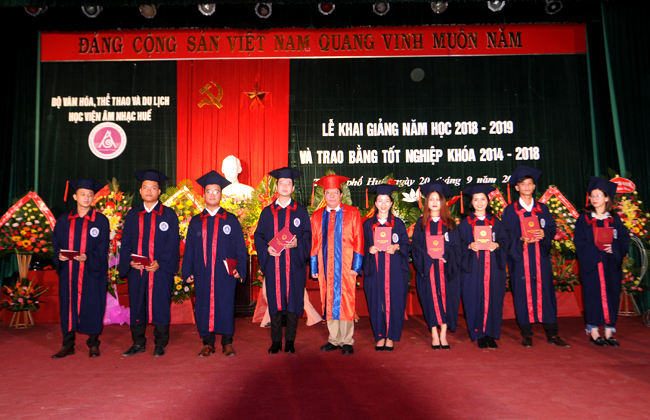 Các sinh viên Học viện Âm nhạc Huế nhận bằng tốt nghiệp