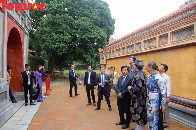 Bộ trưởng Nguyễn Ngọc Thiện dự Lễ bàn giao Dự án bảo tồn, tu bổ di tích tại Điện Phụng Tiên - Ảnh 4.