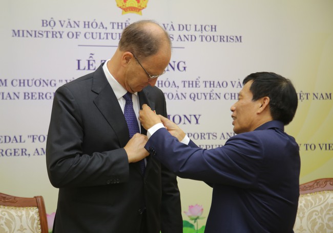 Trao Kỷ niệm chương “Vì sự nghiệp ngành Văn hóa, Thể thao và Du lịch” cho Đại sứ đặc mệnh toàn quyền Cộng hòa Liên bang Đức tại Việt Nam - Ảnh 2.