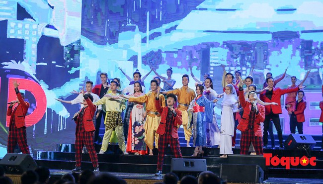 Đại nhạc hội ASEAN- Nhật Bản 2019: Nhiều nghệ sĩ cùng cất lên tiếng hát về ước nguyện hoà bình - Ảnh 1.