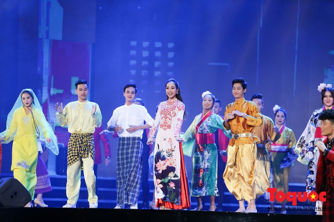 Đại nhạc hội ASEAN- Nhật Bản 2019: Nhiều nghệ sĩ cùng cất lên tiếng hát về ước nguyện hoà bình - Ảnh 2.