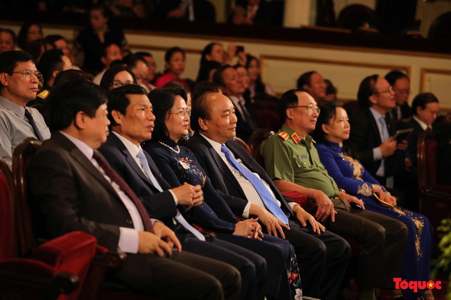 Thủ tướng Nguyễn Xuân Phúc: Các nghệ sỹ thực sự là những ngôi sao chiếu sáng bầu trời nghệ thuật của Việt Nam - Ảnh 2.