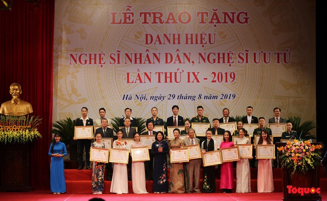Thủ tướng Nguyễn Xuân Phúc: Các nghệ sỹ thực sự là những ngôi sao chiếu sáng bầu trời nghệ thuật của Việt Nam - Ảnh 7.