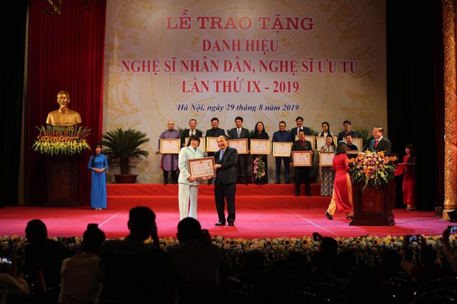 Thủ tướng Nguyễn Xuân Phúc: Các nghệ sỹ thực sự là những ngôi sao chiếu sáng bầu trời nghệ thuật của Việt Nam - Ảnh 4.