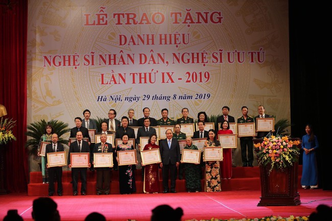 Thủ tướng Nguyễn Xuân Phúc: Các nghệ sỹ thực sự là những ngôi sao chiếu sáng bầu trời nghệ thuật của Việt Nam - Ảnh 6.