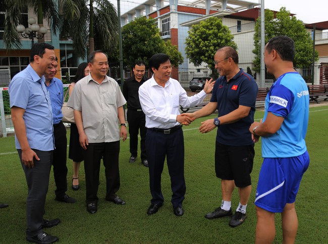 Bộ trưởng Nguyễn Ngọc Thiện thăm Đội tuyển bóng đá Việt Nam trước giờ lên đường thi đấu vòng loại Word Cup - Ảnh 1.