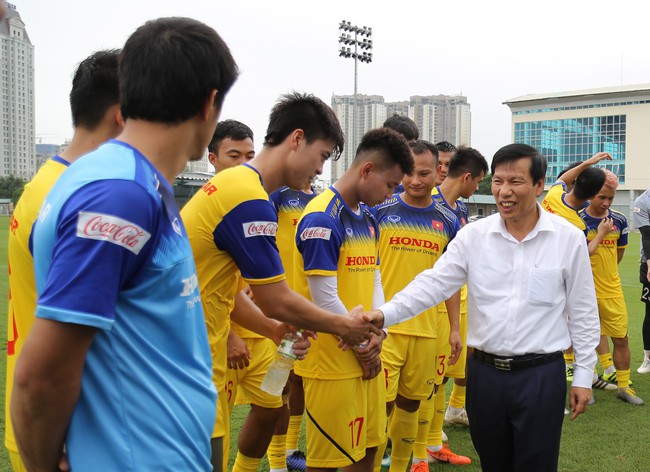 Bộ trưởng Nguyễn Ngọc Thiện thăm Đội tuyển bóng đá Việt Nam trước giờ lên đường thi đấu vòng loại Word Cup - Ảnh 2.