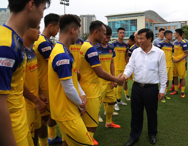 Bộ trưởng Nguyễn Ngọc Thiện thăm Đội tuyển bóng đá Việt Nam trước giờ lên đường thi đấu vòng loại Word Cup - Ảnh 3.