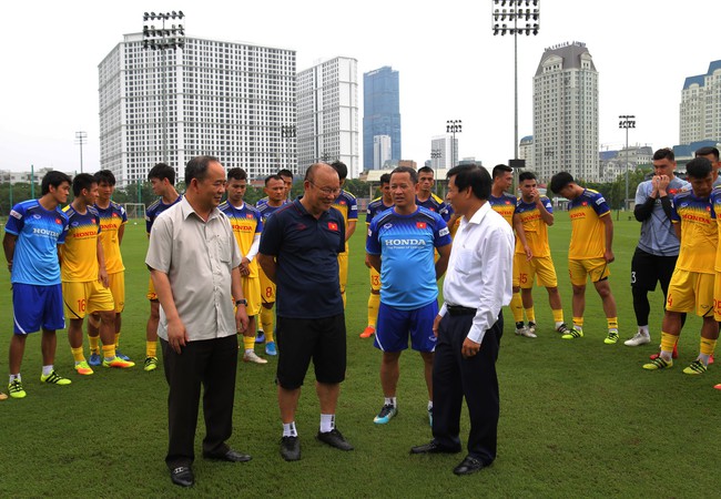 Bộ trưởng Nguyễn Ngọc Thiện thăm Đội tuyển bóng đá Việt Nam trước giờ lên đường thi đấu vòng loại Word Cup - Ảnh 4.