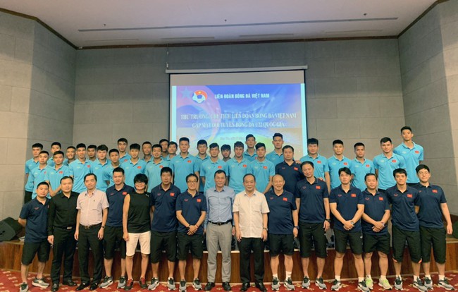 Thứ trưởng, Chủ tịch VFF Lê Khánh Hải thăm và động viên Đội tuyển U22 Việt Nam - Ảnh 1.