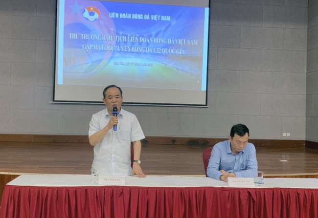 Thứ trưởng, Chủ tịch VFF Lê Khánh Hải thăm và động viên Đội tuyển U22 Việt Nam - Ảnh 3.