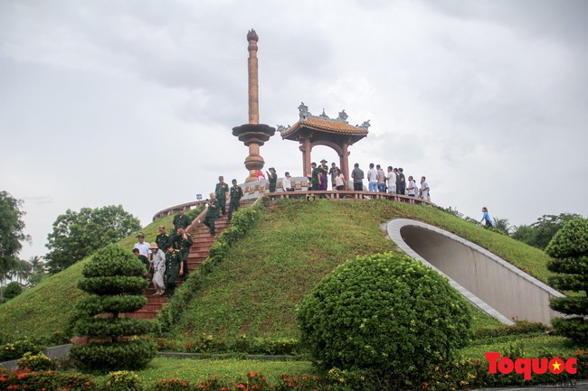 Đảng ủy Bộ VHTTDL dâng hương tại Thành Cổ Quảng Trị và Nhà lưu niệm cố Tổng Bí thư Lê Duẩn - Ảnh 2.