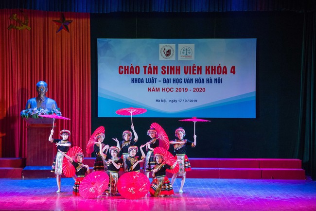 Đại học Văn hóa Hà Nội chào đón hơn 100 tân sinh viên khoa Luật - Ảnh 1.