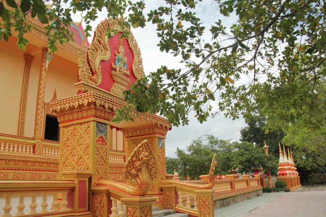 Xiêm Cán: Ngôi chùa Khmer lớn và lộng lẫy nhất ở Nam Bộ - Ảnh 1.