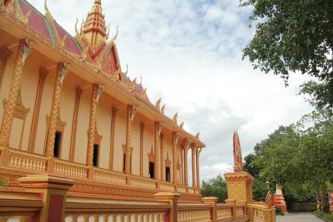 Xiêm Cán: Ngôi chùa Khmer lớn và lộng lẫy nhất ở Nam Bộ - Ảnh 2.