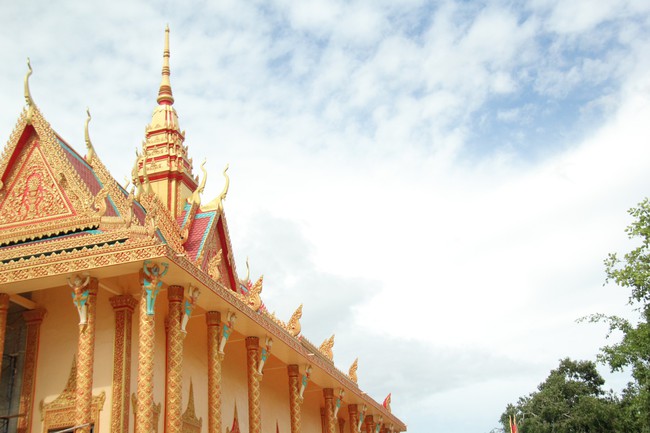 Xiêm Cán: Ngôi chùa Khmer lớn và lộng lẫy nhất ở Nam Bộ - Ảnh 3.