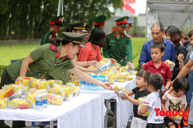 Hàng vạn người dân xếp hàng về viếng Bác nhân ngày “Tết Độc lập” - Ảnh 11.