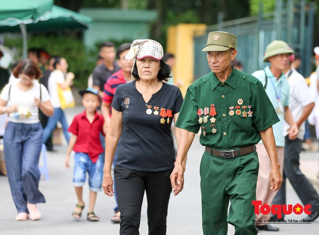 Hàng vạn người dân xếp hàng về viếng Bác nhân ngày “Tết Độc lập” - Ảnh 13.