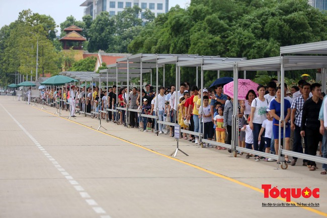 Hàng vạn người dân xếp hàng về viếng Bác nhân ngày “Tết Độc lập” - Ảnh 3.