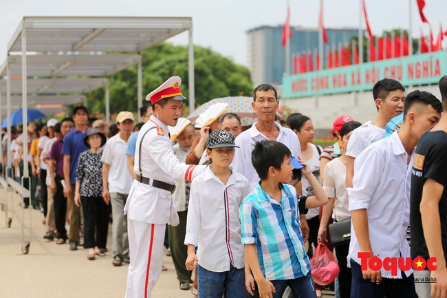 Hàng vạn người dân xếp hàng về viếng Bác nhân ngày “Tết Độc lập” - Ảnh 4.