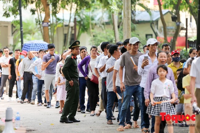 Hàng vạn người dân xếp hàng về viếng Bác nhân ngày “Tết Độc lập” - Ảnh 8.